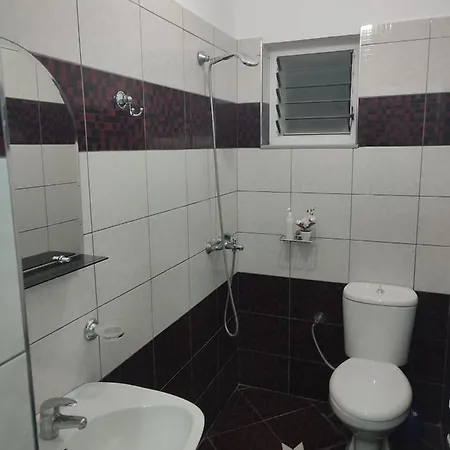 Sadiku With Swimming Pool & Jacuzzi Sarandë