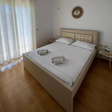 Daire Sadiku With Swimming Pool & Jacuzzi Saranda