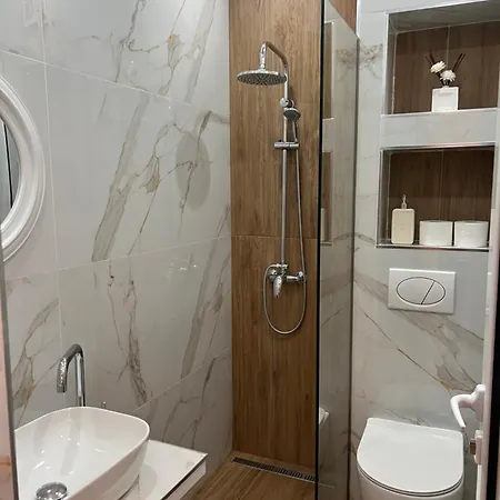 Daire Sadiku With Swimming Pool & Jacuzzi Saranda