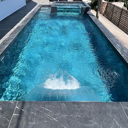 Apartment Sadiku With Swimming Pool & Jacuzzi *